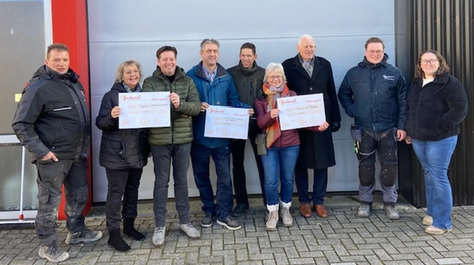 Boelmarkt Meerkerk reikt mooie cheques uit aan goede doelen